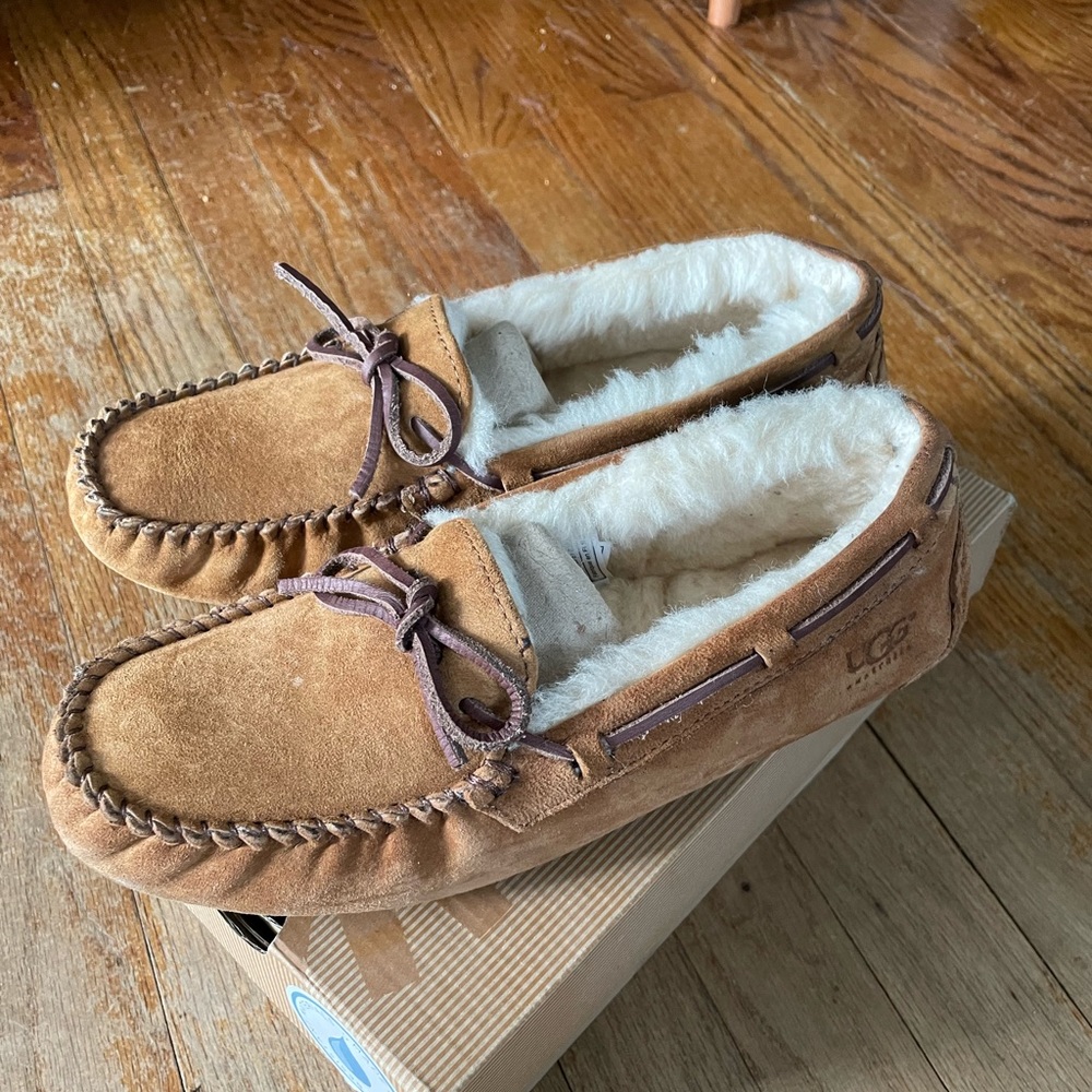 Authentic Women’s UGG Dakota Moccasin Tan Size 7